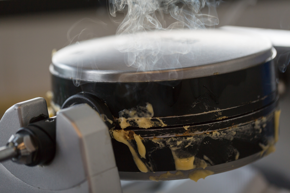 flipping heated waffle iron with removable plates