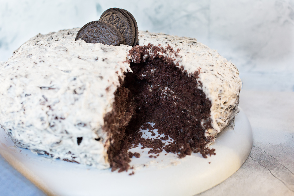 close up photo of vegan buttercream frosting with oreos