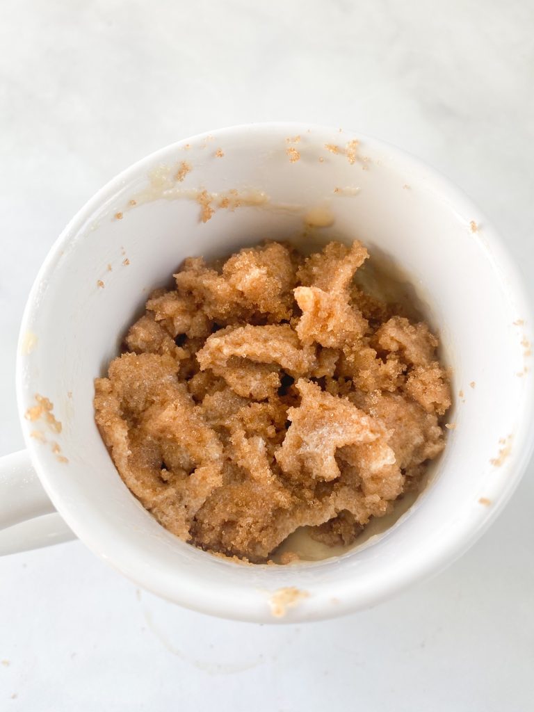 crumble topping on top of a vegan coffee cake in a mug