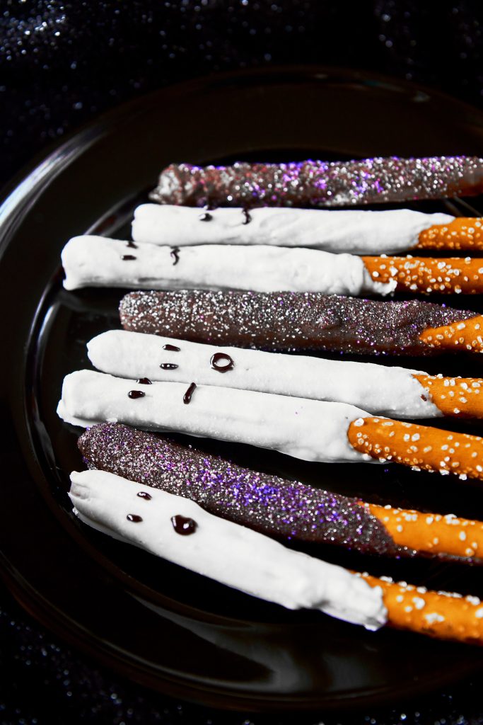 dark chocolate dipped halloween pretzels with ghost pretzels