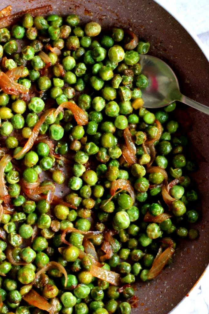 Photo of sautéed green peas that are one of the best sides for stuffed peppers.