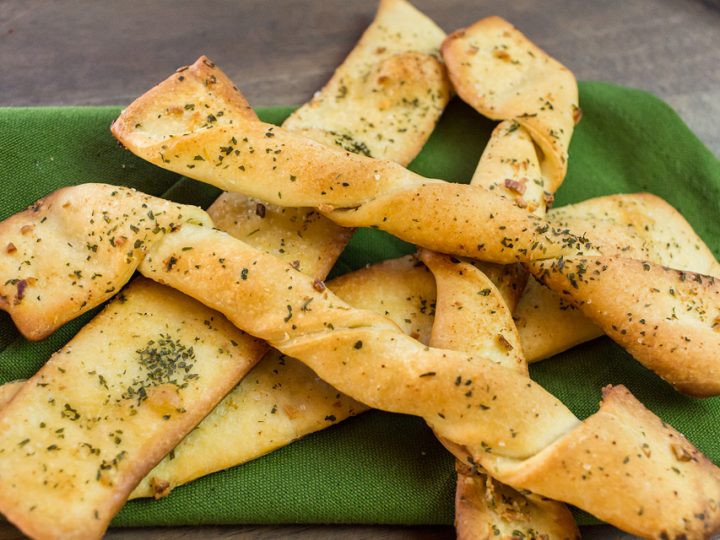 Savory Vegan Breadsticks With Garlic And Marinara Wow It S Veggie