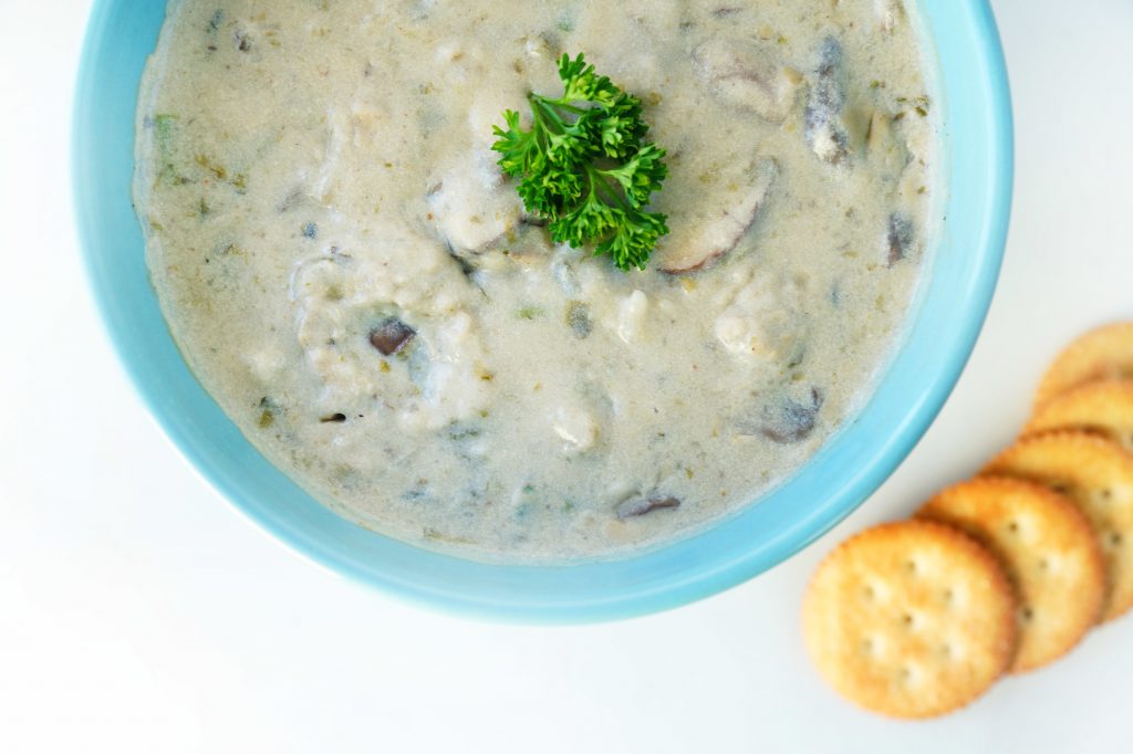 Sopa de almejas vegana de arriba con galletas