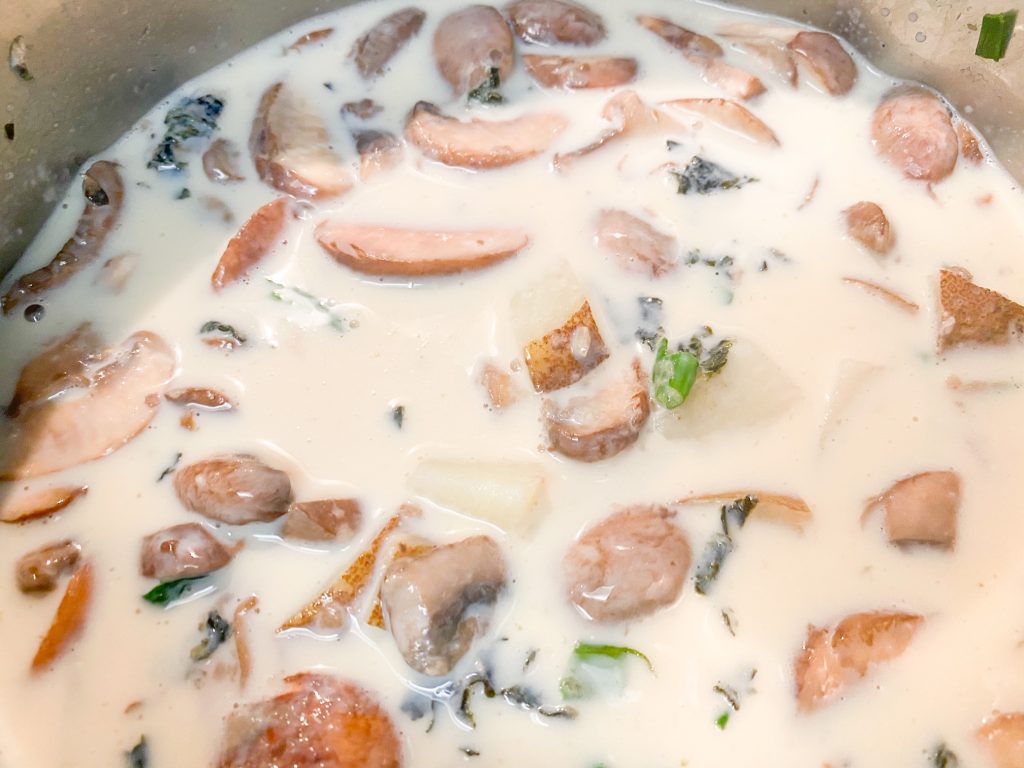 Veganská polévka clam chowder směs se vaří v hrnci