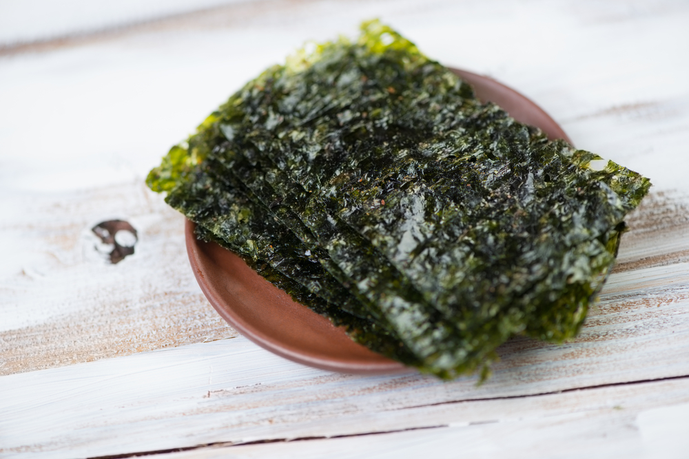 Hojas de sushi nori en un plato