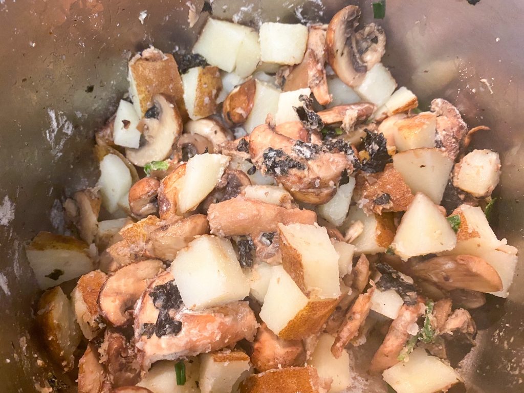 Pommes de terre et nori à sushi dans une casserole