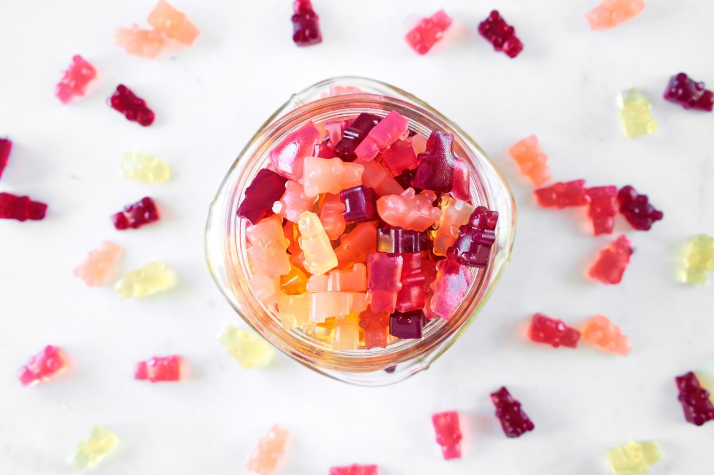 veganistische gummibeertjes in een container voor opslag