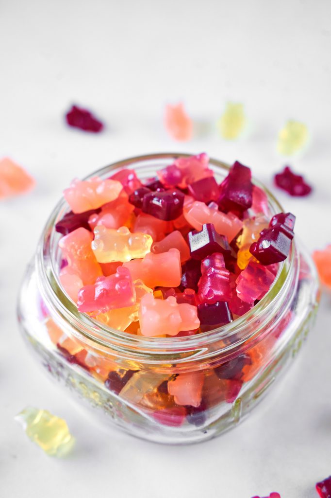 close up de vegan gummy bears em um pequeno frasco