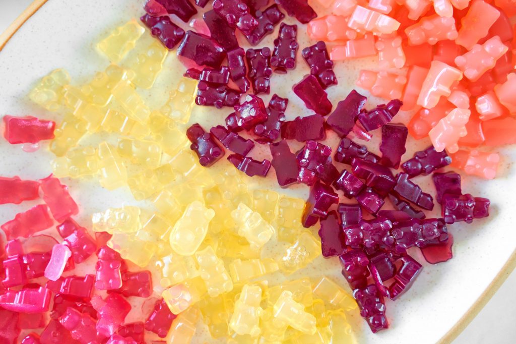 verschillende smaken en kleuren van veganistische gummiberen op een bord