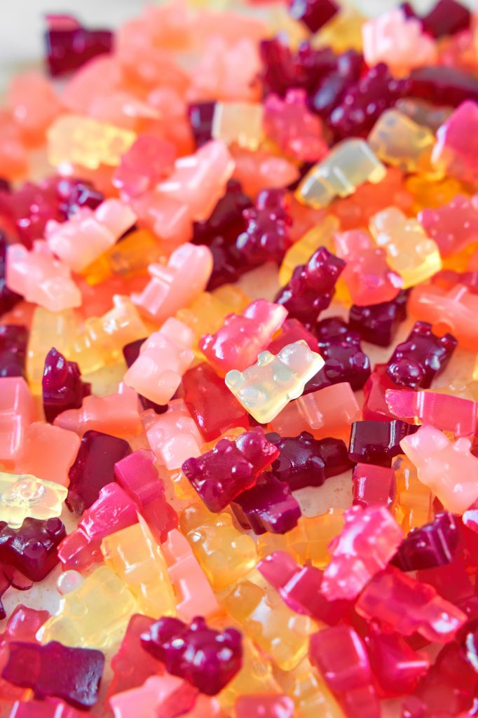 vegan gummy björnar i ett stort gäng alla blandade tillsammans