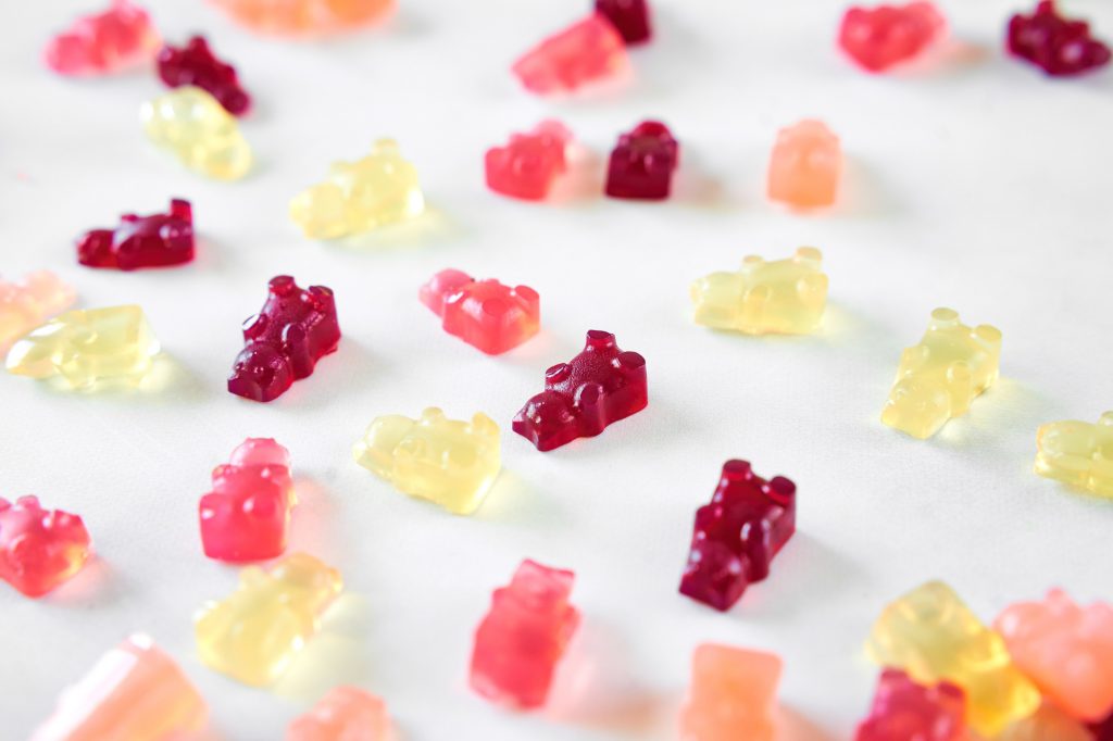 vegetariske gummy bears uden gelatine på en bordplade