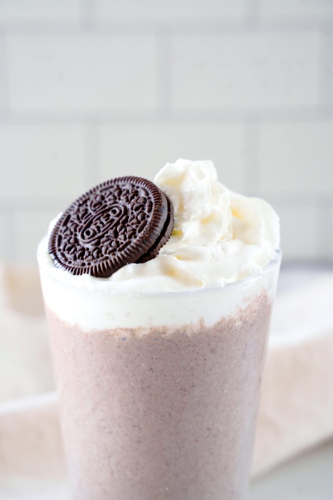 Healthy Vegan Oreo Milkshake - Wow, It's Veggie?!